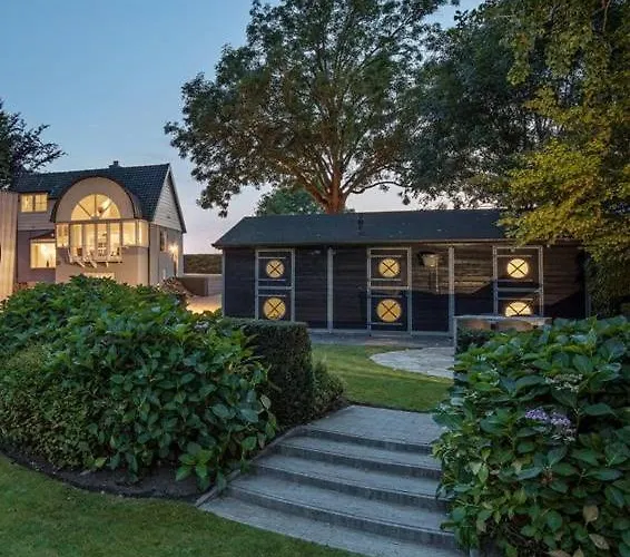 Onder De Peppel Met Sauna En Jacuzzi Semesterbostad Wijk en Aalburg